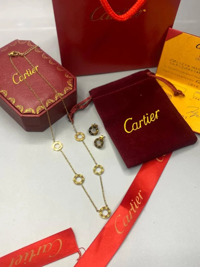 **طقم استيل لامع مكون من سلسال وحلق** - Cartier